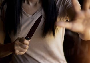 Ανήλικη μαχαίρωσε 19χρονη στον Πειραιά και την εγκατέλειψε
