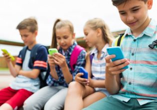 Κινητά τηλέφωνα: Αυτή είναι η κατάλληλη ηλικία για το πρώτο smartphone στα παιδιά – Οι δύο λόγοι