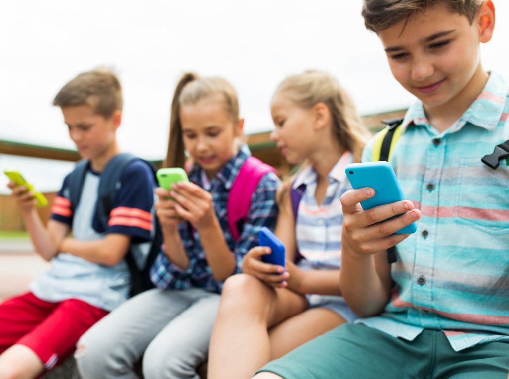 Κινητά τηλέφωνα: Αυτή είναι η κατάλληλη ηλικία για το πρώτο smartphone στα παιδιά - Οι δύο λόγοι