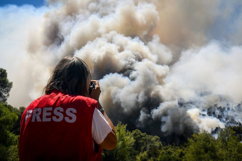 Φωτιά στο Σοφικό: 15 + 1 φωτογραφικά καρέ από τη μάχη με τις φλόγες