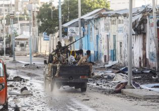 Σομαλία: Αρχές και τζιχαντιστές κάνουν λόγο για εκατέρωθεν βαριά πλήγματα με δεκάδες νεκρούς