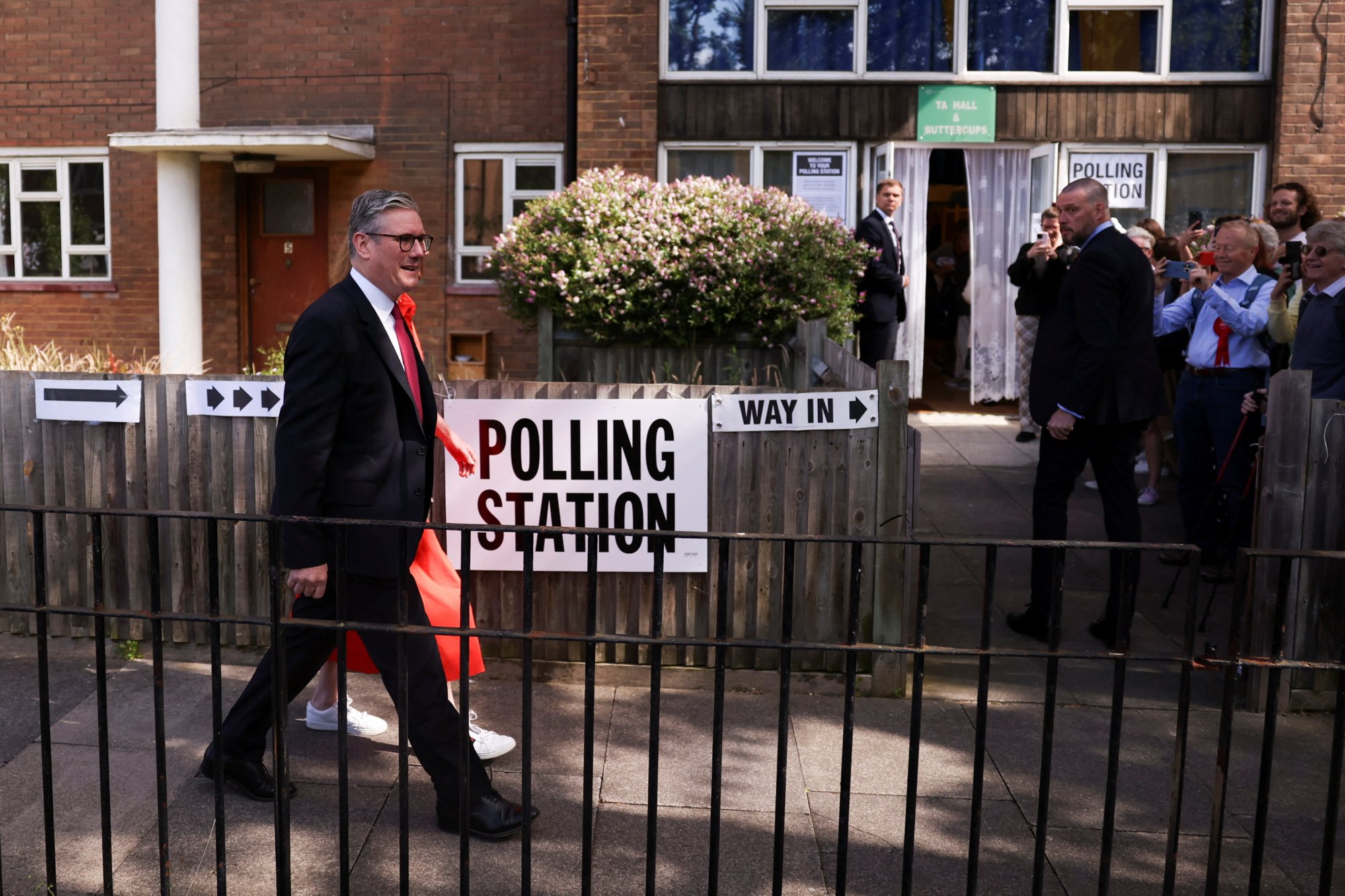 Εκλογές Βρετανία: «Απόψε οι άνθρωποι σε ολόκληρη τη χώρα μίλησαν» το μήνυμα Στάρμερ