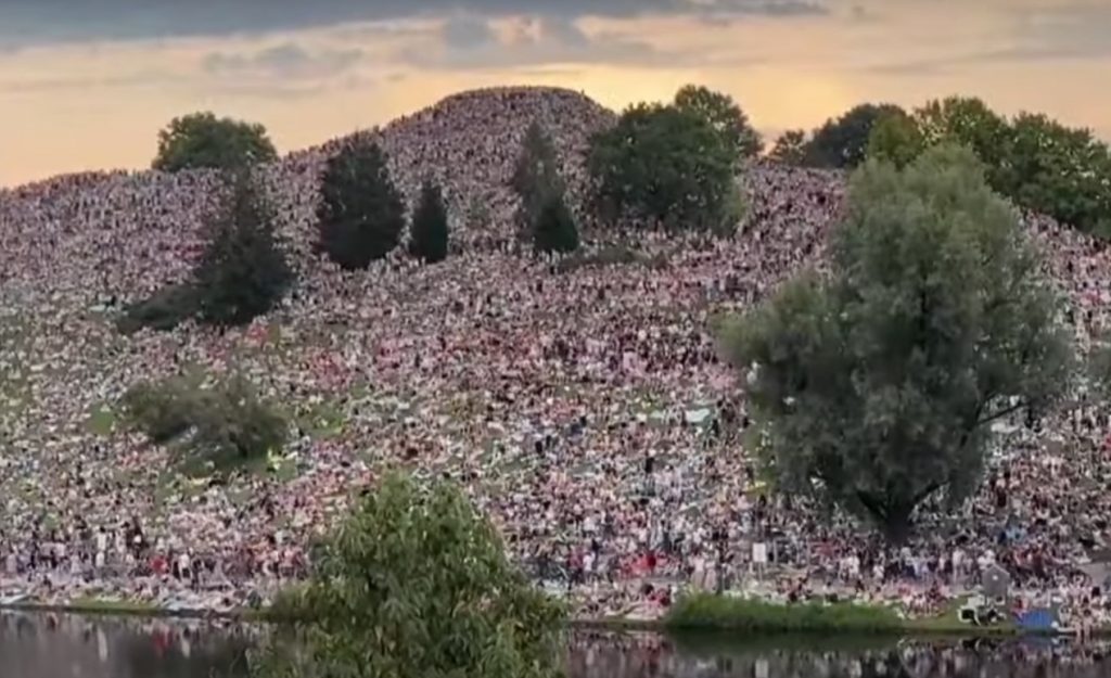 Τέιλορ Σουίφτ: Χιλιάδες θαυμαστές της «κατέλαβαν» έναν λόφο στη Γερμανία για να τα δουν τη συναυλία της