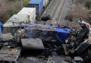 Τέμπη: «Το εμπορικό τρένο μετέφερε αδήλωτο και επικίνδυνο υλικό» καταγγέλλει πατέρας θύματος