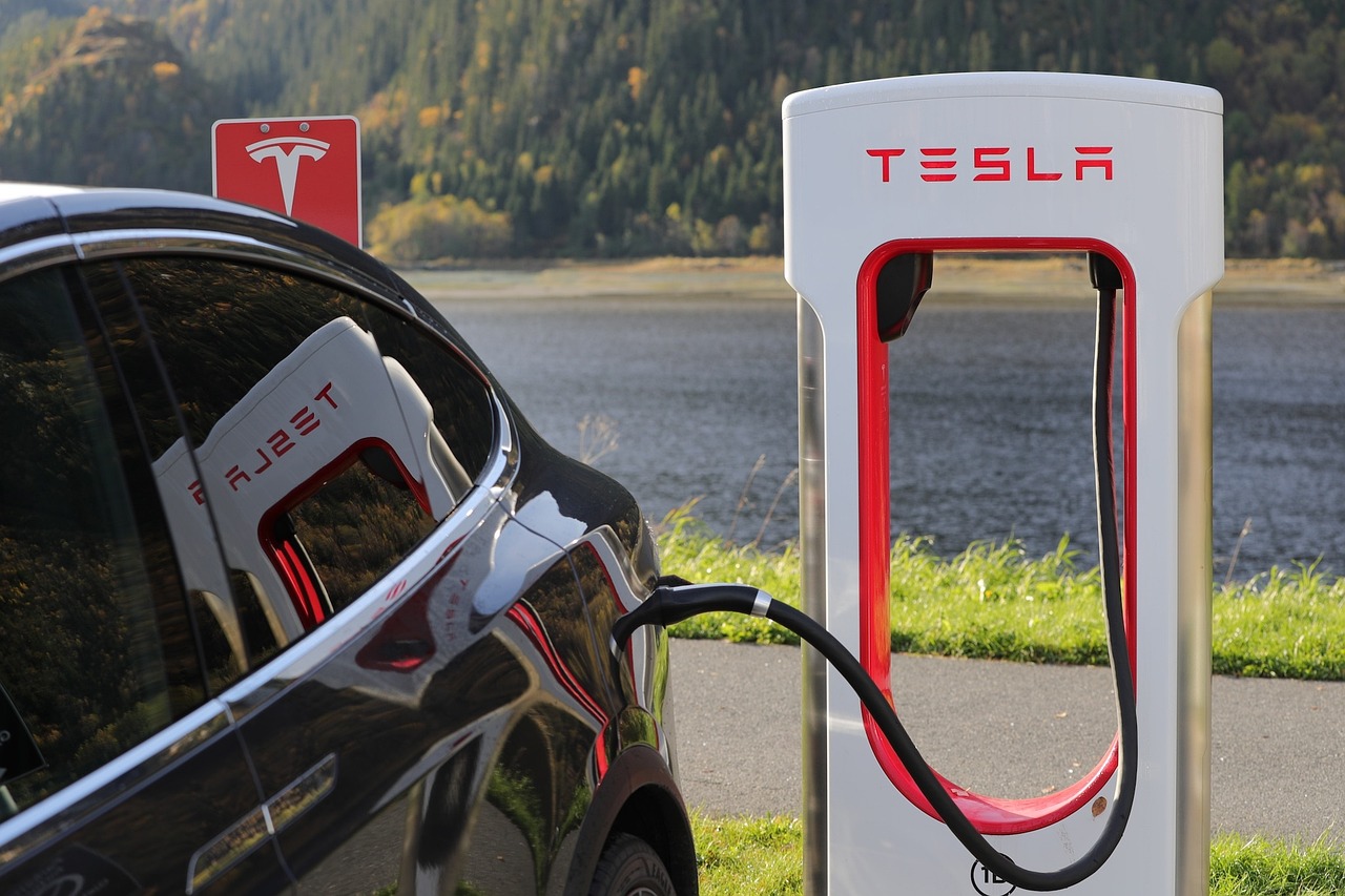 Tesla: Ιδιοκτήτης του ηλεκτρικού αυτοκινήτου αποκαλύπτει τη διαφορά με την κατανάλωση καυσίμου
