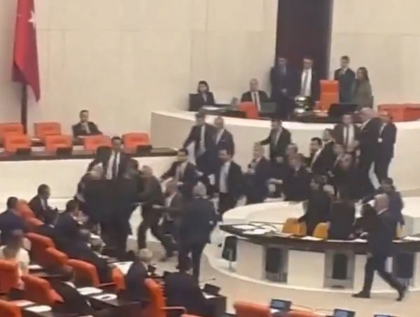 Τουρκία: Άγριο ξύλο μεταξύ βουλευτών στην τουρκική Εθνοσυνέλευση – Βίντεο