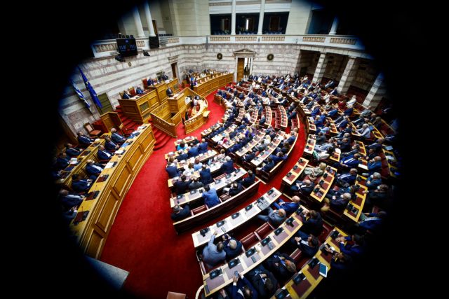 Σκάνδαλο υποκλοπών: Σφυροκόπημα στην κυβέρνηση στη Βουλή