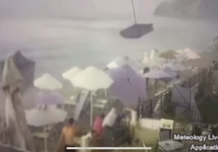 Βίντεο σοκ από τη Χαλκδική – Η στιγμή που ανεμοστρόβιλος ξηλώνει ομπρέλες σε beach bar