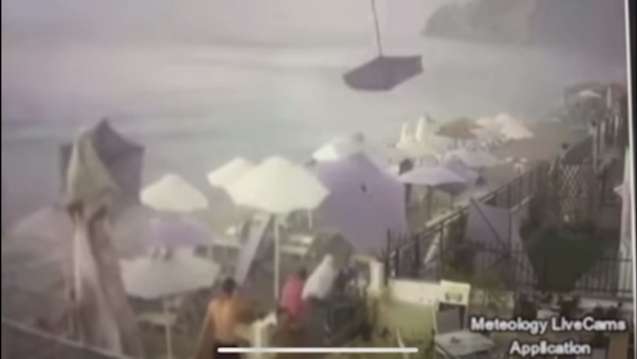 Απίστευτο βίντεο από τη Χαλκιδική - Η στιγμή που ανεμοστρόβιλος ξηλώνει ομπρέλες σε beach bar