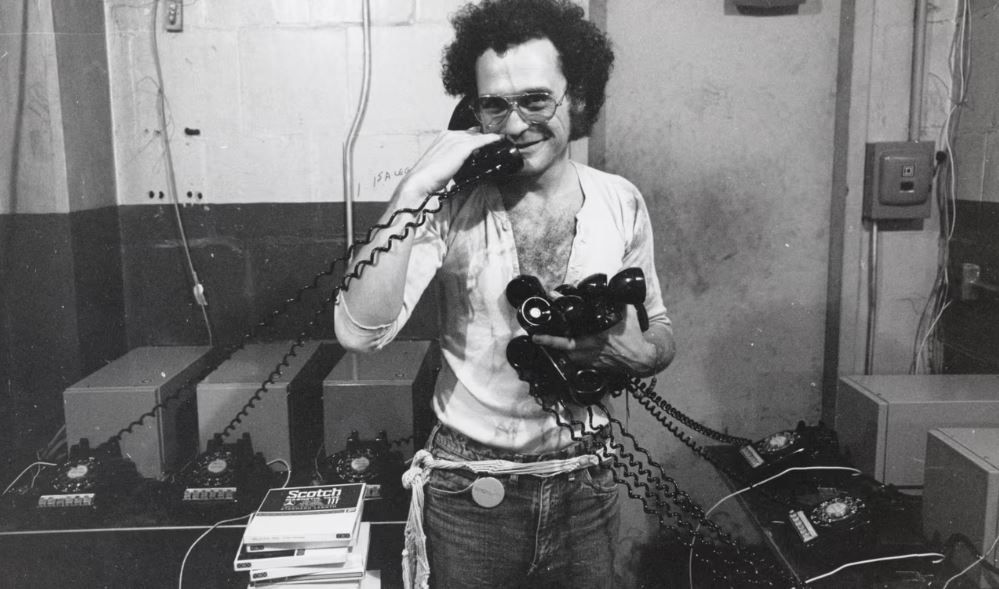 «Είναι ποιητής και το FBI το ξέρει» – Πώς μια επαναστατική, τηλεφωνική γραμμή ποίησης τάραξε την Αμερική των 70s