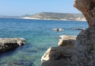 Ντούνη: Το νησάκι της Αττικής με τις δαντελένιες ακρογιαλιές που πας με τα πόδια