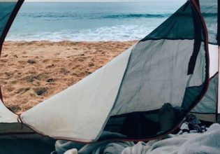 Low budget διακοπές: Τα καλύτερα οργανωμένα camping στην Πελοπόννησο