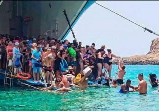 Κρήτη: Επέστρεψε η πλωτή εξέδρα στην παραλία του Μπάλου – «Κακώς αποβιβαζόντουσαν στο νερό»