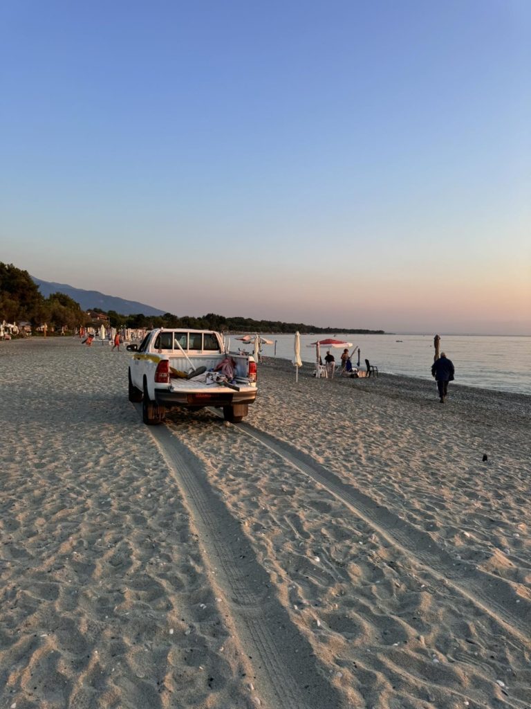 Απομάκρυνση τοποθετημένων ομπρελών από την παραλία Νέου Παντελεήμονα