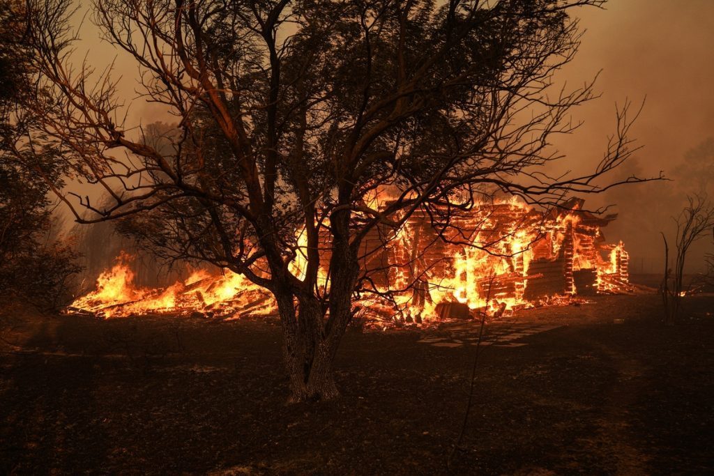 Φωτιά στην Αττική: Κάηκε ολοσχερώς το σπίτι του Γιάννη Ζουγανέλη στον Βαρνάβα