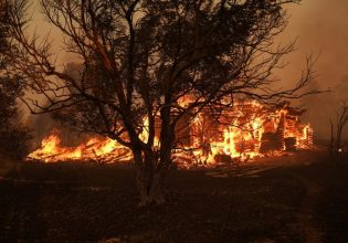 Φωτιά στον Βαρνάβα: Τιτάνια μάχη με τις φλόγες – Ξεκίνησαν οι ρίψεις νερού από αέρος