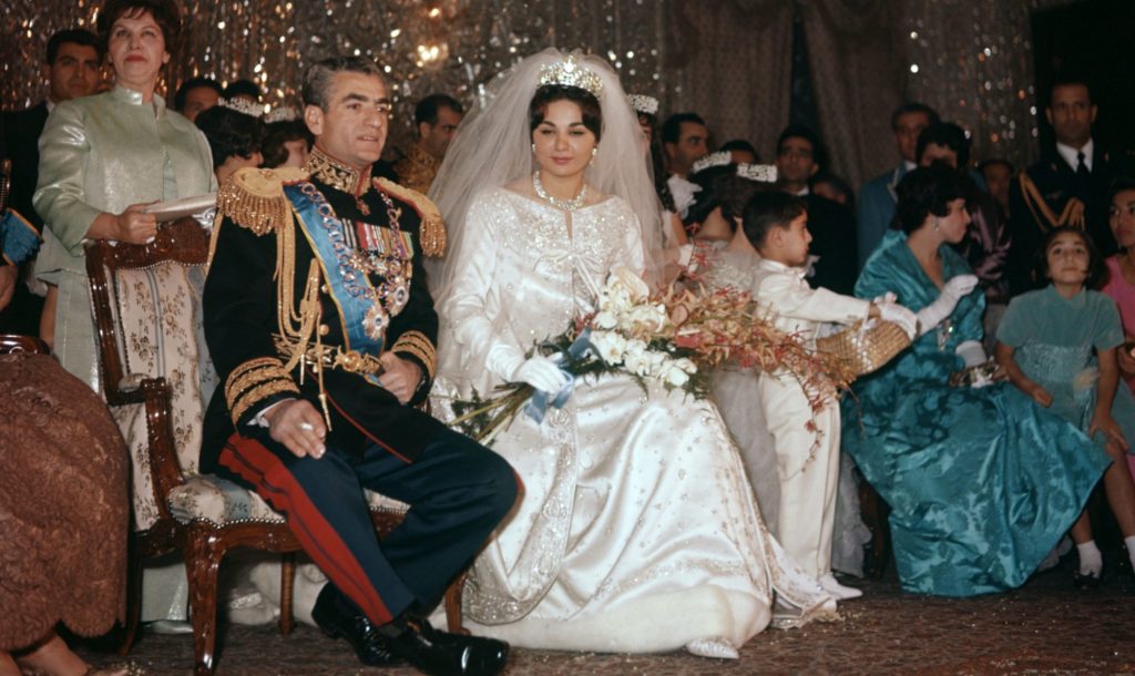 Farah Pahlavi: Η δραματική ιστορία της τελευταίας συζύγου του Σάχη της Περσίας