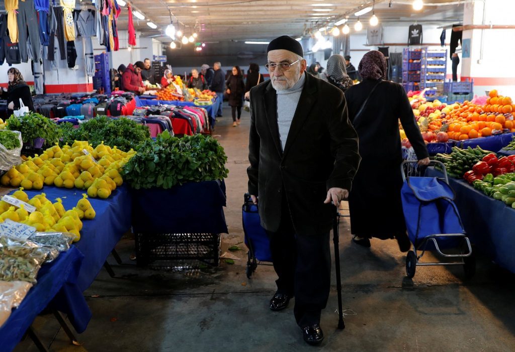 Τουρκία: Δένει τα χέρια του Ερντογάν ο πληθωρισμός – Χάνεται το «όπλο» των μισθών