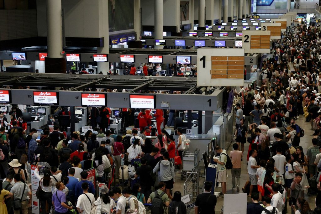 To μπλακάου έφερε χάος στο αεροδρόμιο της Μπανγκόκ και πολλά άλλα αεροδρόμια (Reuters)