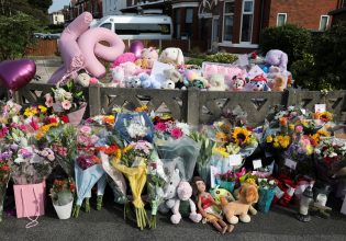 Βρετανία: Βίαια επεισόδια ακροδεξιών στον απόηχο δολοφονίας των τριών κοριτσιών στο Σάουθπορτ
