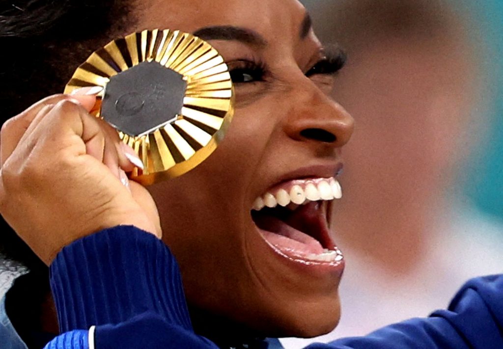 Ολυμπιακοί Αγώνες 2024: Ανάρπαστες οι καρφίτσες της χρυσής Σιμόν Μπάιλς