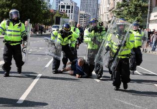 Βρετανία: Τουλάχιστον 90 συλλήψεις στις αντιμεταναστευτικές διαδηλώσεις με αφορμή την επίθεση στο Σάουθπορτ