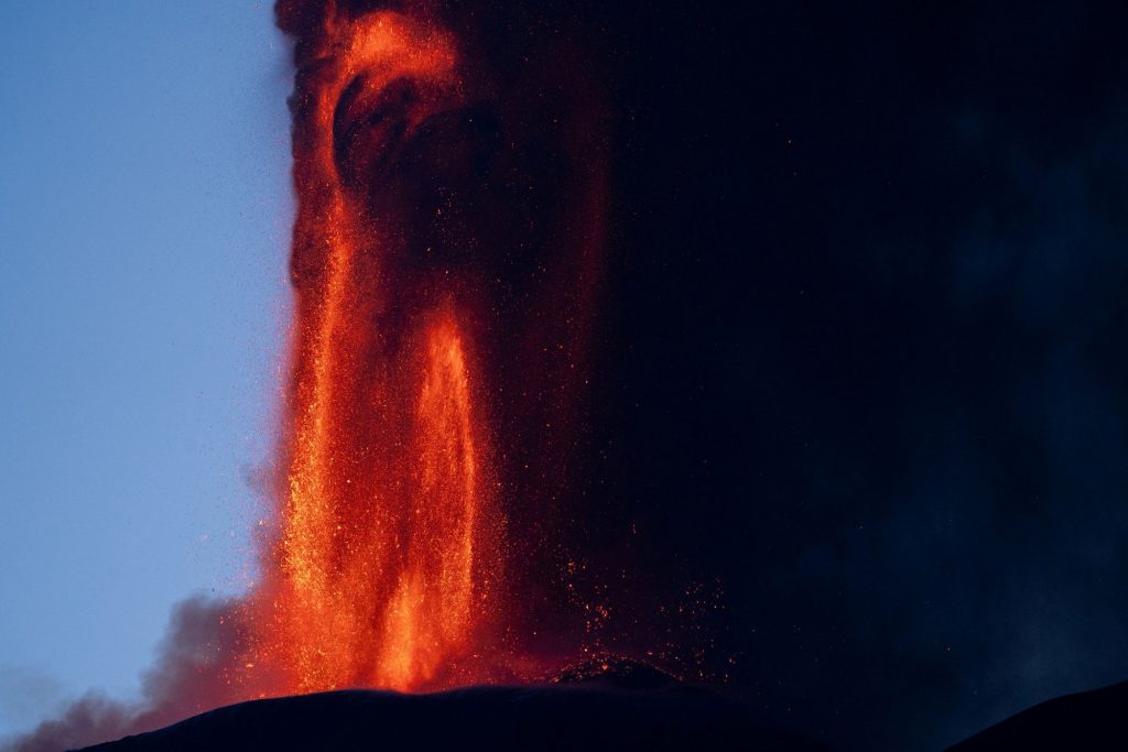 Έκρηξη Αίτνα: Βρυχάται ξανά το ηφαίστειο