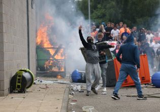 Βρετανία: Κλιμακώνεται η ακροδεξιά βία – Τραυματίστηκε αστυνομικός κατά τις βίαιες διαδηλώσεις