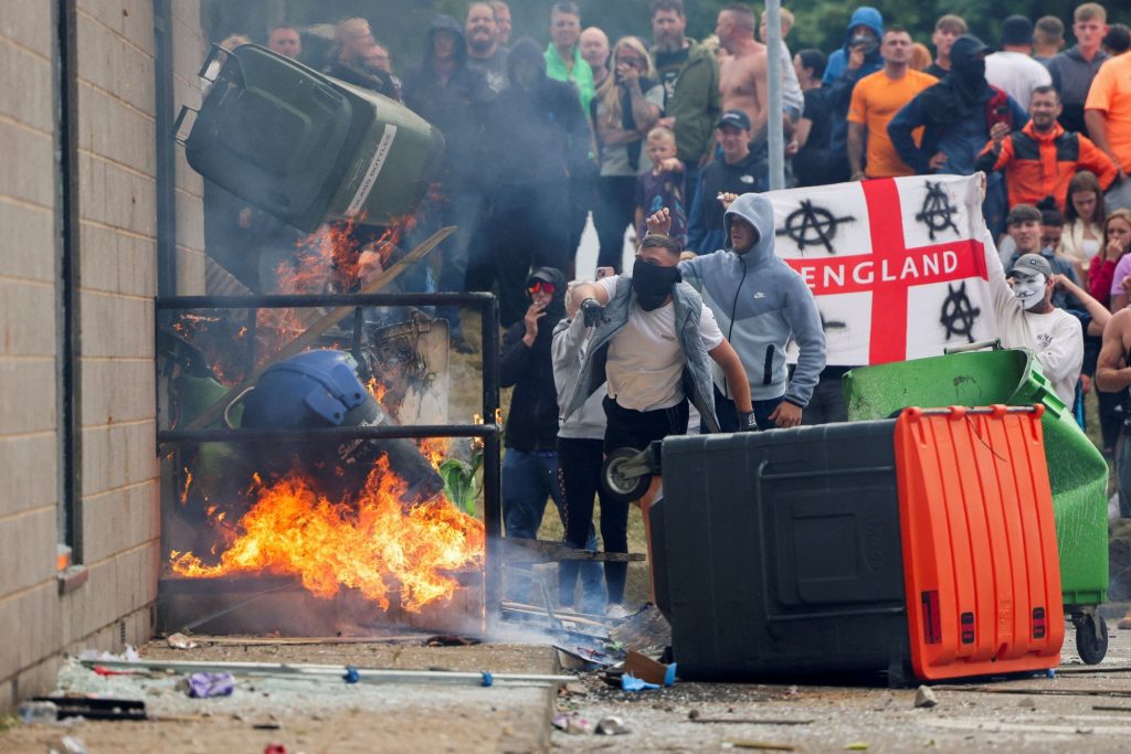 Βρετανία: Όσοι συμμετέχουν στις ταραχές θα το μετανιώσουν, προειδοποιεί ο Στάρμερ