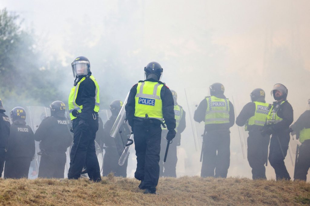 Βρετανία: Πάνω από 400 συλλήψεις για τα βίαια επεισόδια – Τραυματισμοί αστυνομικών στο Πλίμουθ