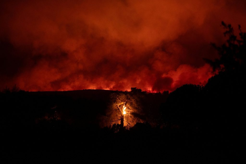 Φωτιά στον Βαρνάβα: Πώς θα εξελιχθούν οι άνεμοι μέχρι το πρωί – Η πρόβλεψη του meteo