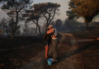 Φωτιά στην Αττική: Βίντεο και εικόνες που κόβουν την ανάσα