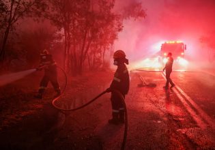 Φωτιά στην Αττική: Βίντεο ντοκουμέντο με αστυνομικούς να διασώζουν κατοίκους