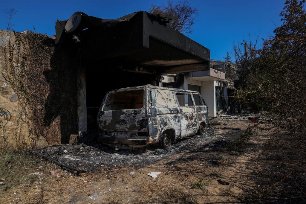 Βαρνάβας: Οικογένειες χωρίς σπίτια απ’ τη μια μέρα στην άλλη – Κάηκαν ολοσχερώς, αποκαρδιωτικές εικόνες