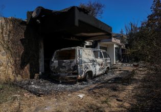 Φωτιά στην Αττική: «Καίγονται σπίτια μέσα στον Βαρνάβα. Από θαύμα δεν θρηνούμε θύματα»