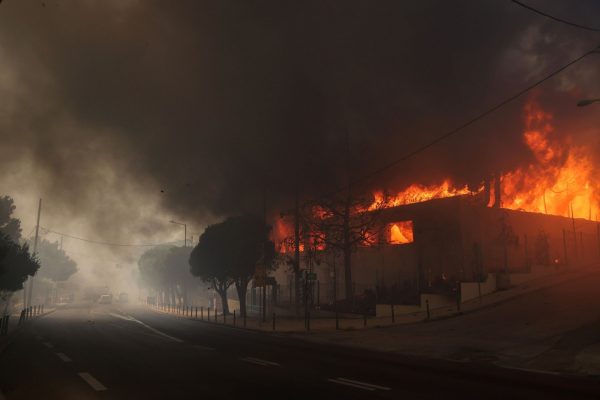 Φωτιά στην Αττική: Μέτωπα σε Πεντέλη, Μαραθώνα, Διόνυσο, Βριλήσσια – Καίγονται σπίτια, συνεχείς αναζωπυρώσεις