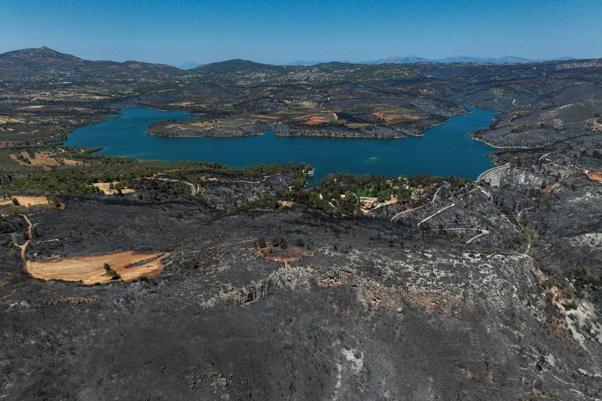 Φωτιά: Η εικόνα της καταστροφής από ψηλά – Μαύρες ημέρες για την Αττική