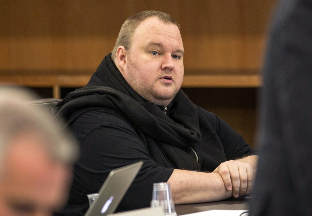 Kim Dotcom: Δώδεκα χρόνια μετά, ο διαβόητος χάκερ οδηγείται στη δικαιοσύνη