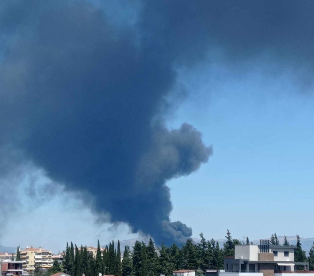 Φωτιά σε επιχείρηση ανακύκλωσης στη Λάρισα – Απειλούνται γεωργικές εκτάσεις