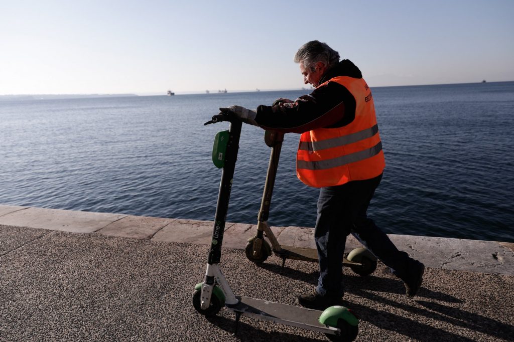 Θεσσαλονίκη: «Η παραβατικότητα στα ηλεκτρικά πατίνια χτύπησε κόκκινο» – Σκέψεις για ολική απαγόρευση