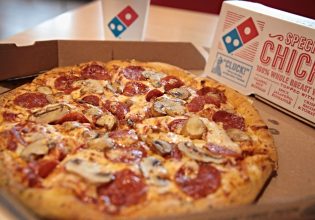 Domino’s: Η νέα στρατηγική που «ζυμώνει» στοχεύοντας σε τζίρο 1 δισ.