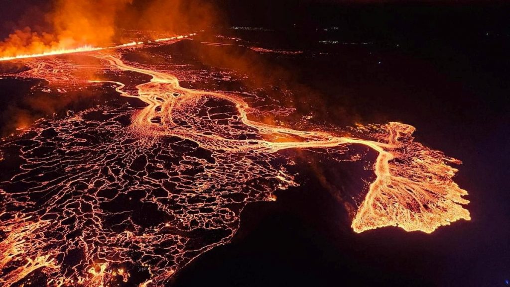 Ηφαιστειακό υπερθέαμα στην Ισλανδία – Σιντριβάνια λιωμένης λάβας δημιούργησαν ένα λαμπερό λαβύρινθο