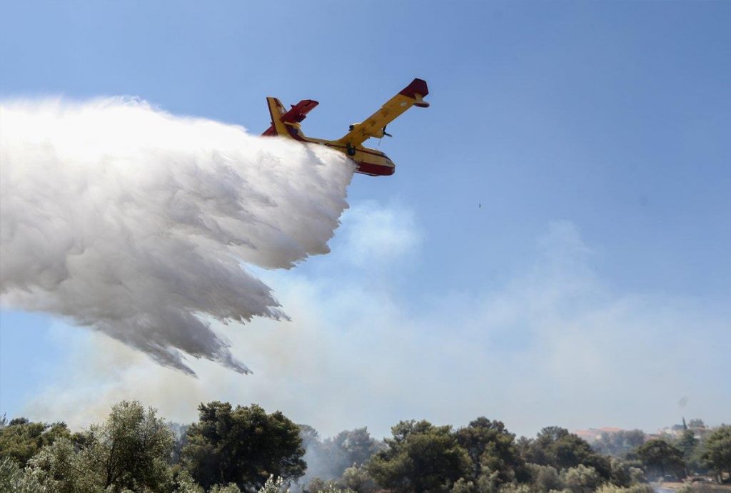 Φωτιά σε δασική έκταση στο Θέρμο Αιτωλοακαρνανίας – Επιχειρούν εναέρια