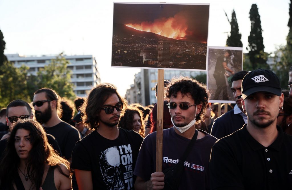 «Το δάσος να ξανά γίνει δάσος»: Συγκέντρωση διαμαρτυρίας κατά την επίσκεψη Μητσοτάκη στην Πεντέλη