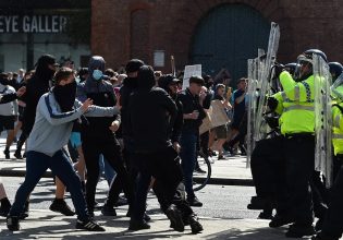 Βρετανία: Νέες ταραχές σε αντιμεταναστευτικές, αντι-ισλαμικές διαδηλώσεις στο Λίβερπουλ και άλλες πόλεις