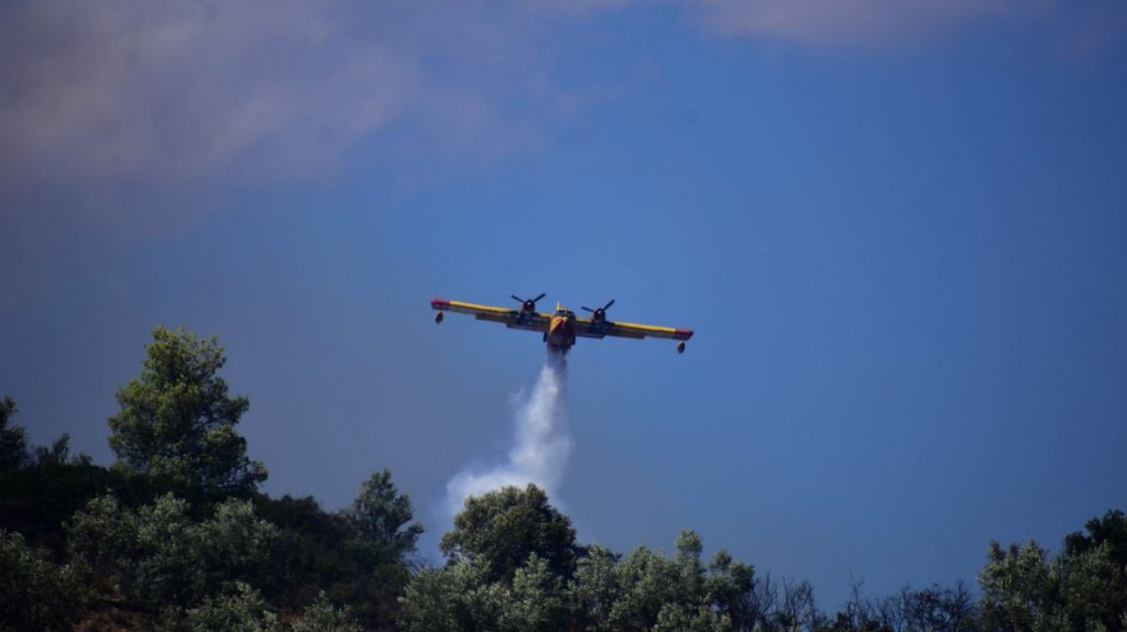 Τέσσερις φωτιές στην κεντρική Εύβοια και δύο στα Καλύβια από κεραυνούς