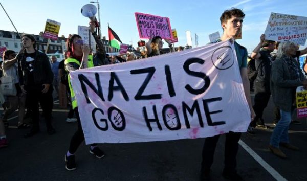 Γιατί διαδηλώνουν σε όλη τη Βρετανία; – Η ακροδεξιά στο διαδίκτυο, πιο επικίνδυνη από ποτέ
