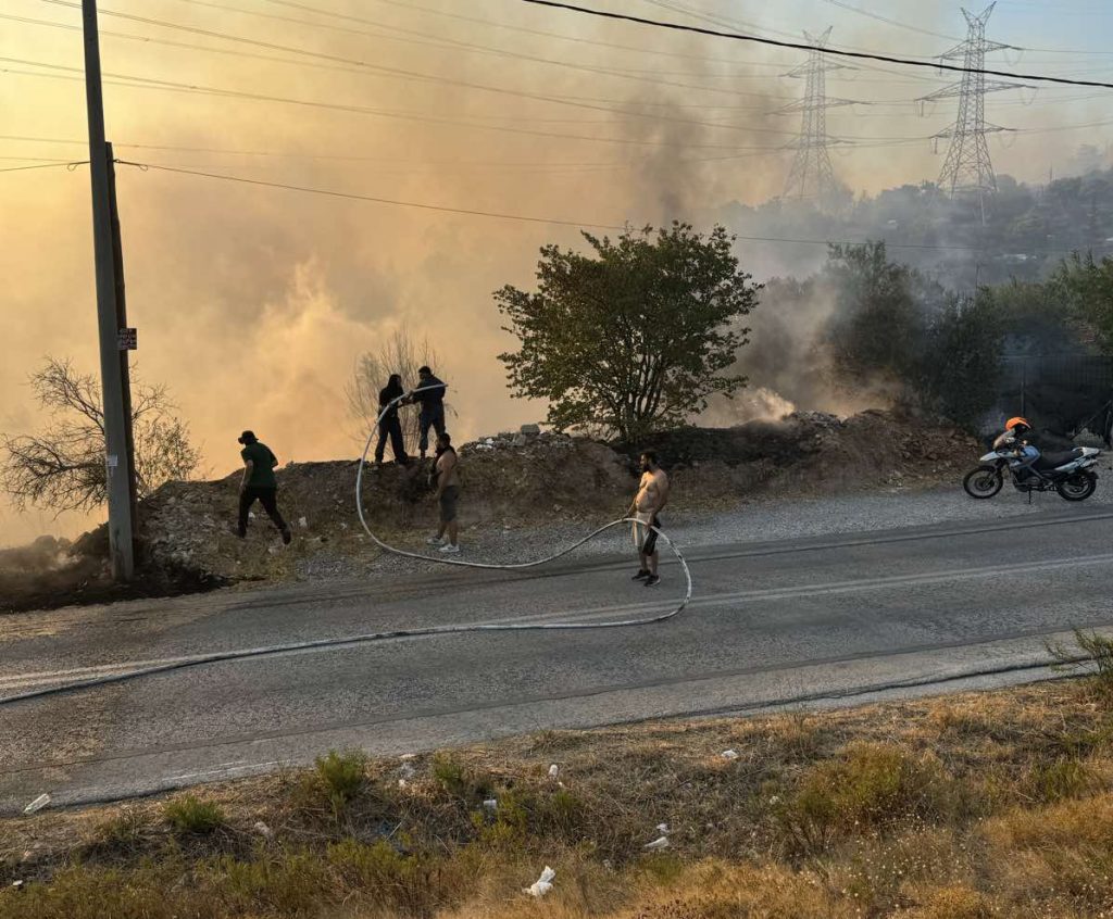 «Σκοτείνιασαν όλα. Καπνός και φλόγες τύλιξαν το αυτοκίνητο μας». Μαρτυρία του δημάρχου Παλλήνης στο in