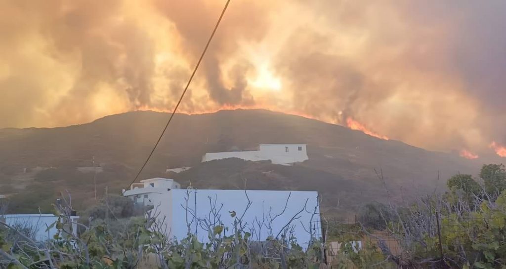 Φωτιά στην Ικαρία: Συνεχίζεται η μάχη με τις φλόγες – 16 άτομα απομακρύνθηκαν με πλωτό του Λιμενικού