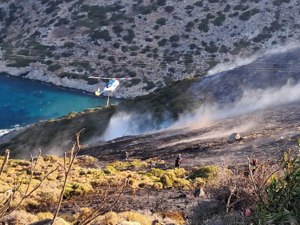 Φωτιά στους Φούρνους: Χωρίς ενεργό μέτωπο – Μάχη με τις αναζωπυρώσεις